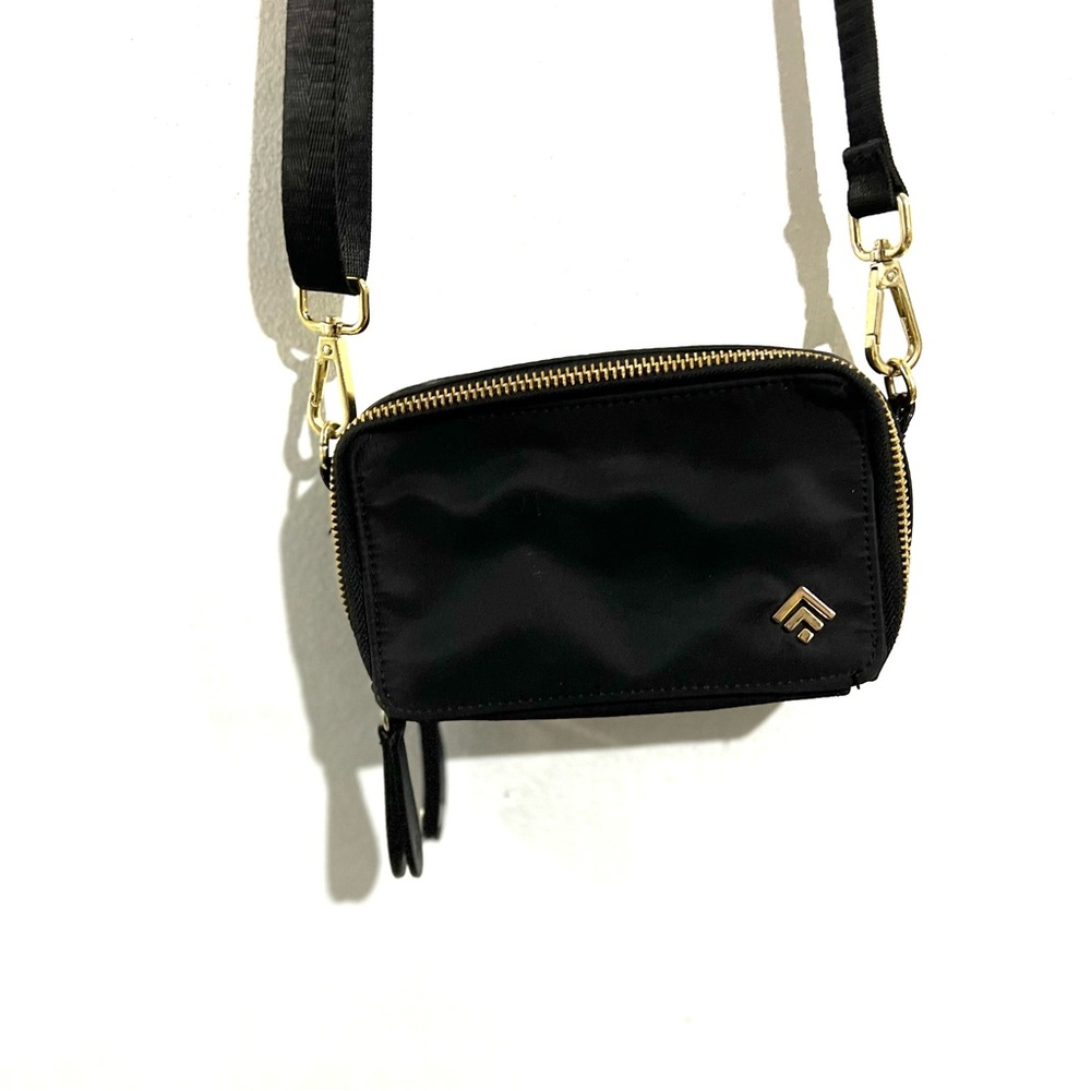 Allancia Crossbody Wallet